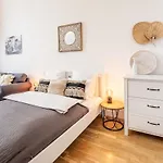 Very Central Large Home With Air Conditioning