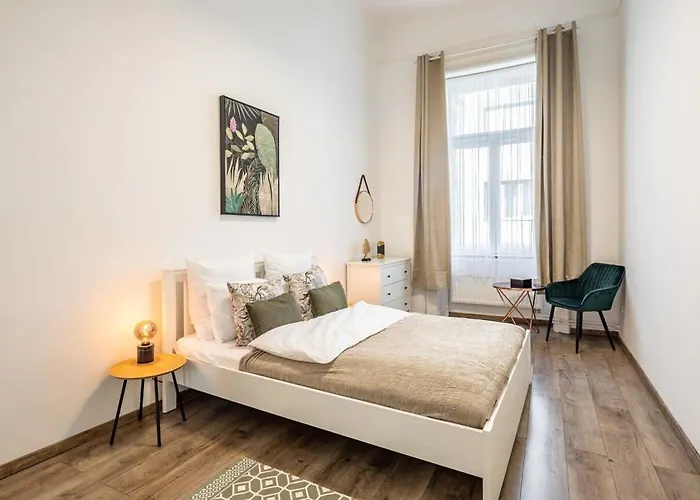 Very Central Large Home With Air Conditioning