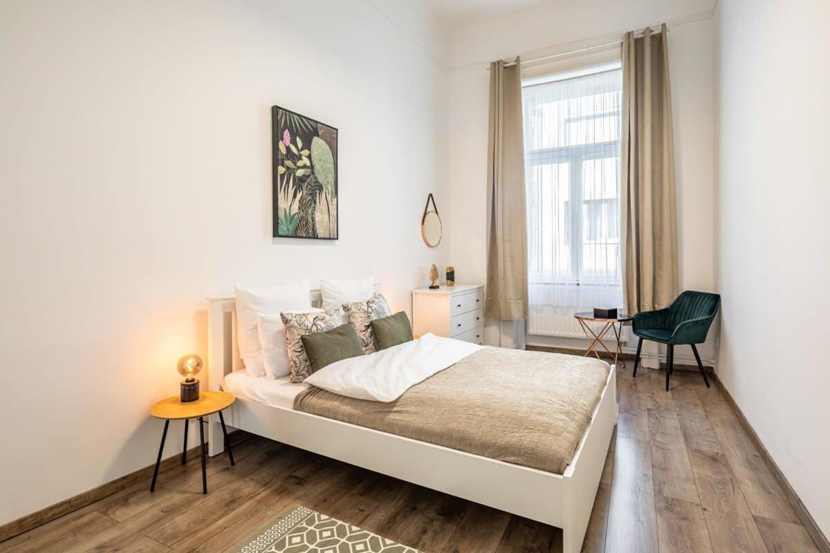 Apartment Very Large With Air Conditioning *