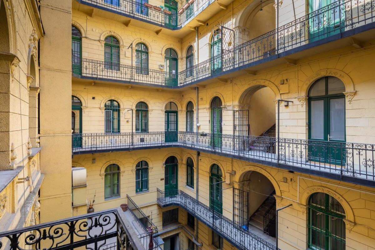Apartment Very Large With Air Conditioning *